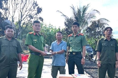 Công an xã La Dạ giúp dân khắc phục hậu quả sau cháy nhà
