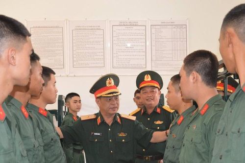 Lãnh đạo Bộ Chỉ huy quân sự Lâm Đồng thăm, động viên chiến sĩ mới