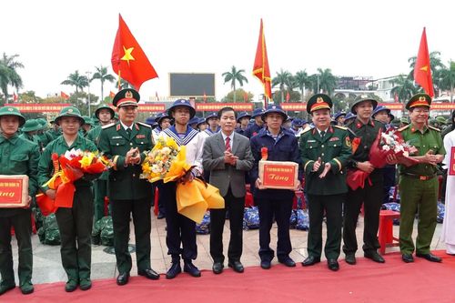Đồng chí Bí thư Tỉnh ủy dự lễ giao, nhận quân năm 2026