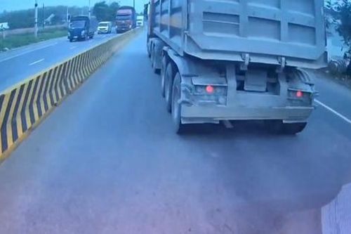 CSGT TP.HCM làm việc với tài xế xe ben 'đánh võng' trên quốc lộ 13