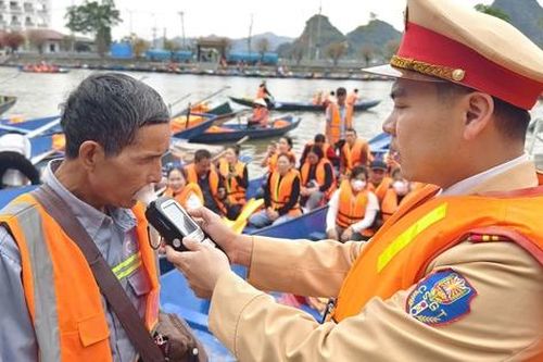 Cảnh sát lên đò kiểm tra nồng độ cồn người lái, đảm bảo an toàn ở lễ hội Chùa Hương