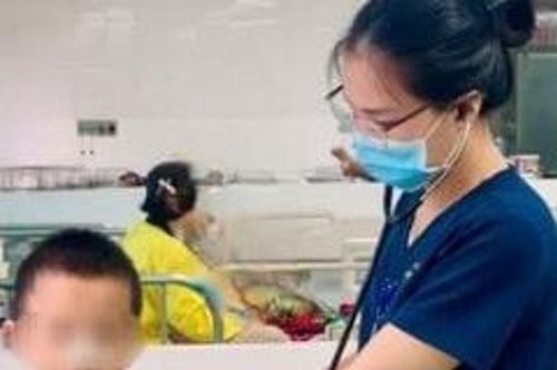 Uống nhầm bột thông cống, bé trai bỏng thực quản nặng