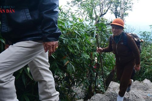 Hơn 100km và 30 năm chở vợ: Chuyến du xuân Yên Tử 'vạn dặm tình thân' của đôi bạn già U80