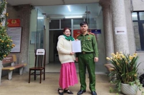 Công an phường Thanh Liệt hỗ trợ người dân nhận lại 92 triệu đồng chuyển khoản nhầm