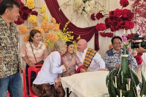 Sau 5 năm chung sống, cô dâu gây sốc khi quyết định cưới cả chồng và bạn thân của chồng