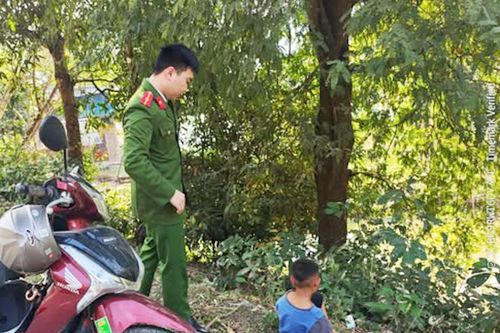 Công an Thanh Hóa giúp bé trai đi lạc, ngồi co ro bên bãi cỏ về với gia đình