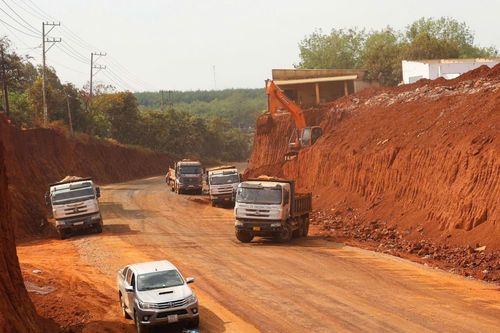 Đồng Nai chỉ đạo tạm dừng thi công đoạn hạ cốt nền làm 8 nhà dân 'treo cao'