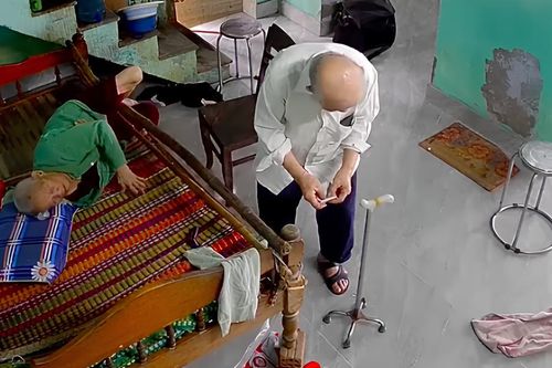 Clip cụ ông 95 tuổi 'chịu trận' khi vợ giận dỗi khiến dân mạng ngưỡng mộ