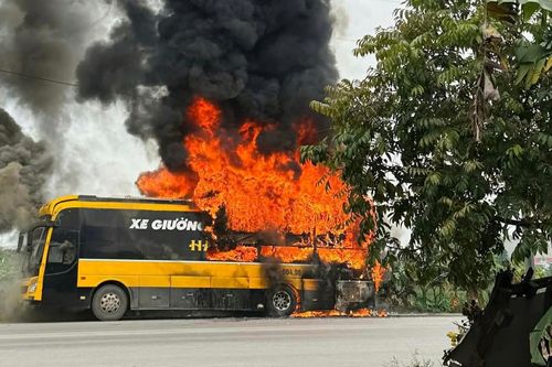 Xe khách giường nằm bốc cháy dữ dội khi chờ đón công nhân ở Bắc Ninh