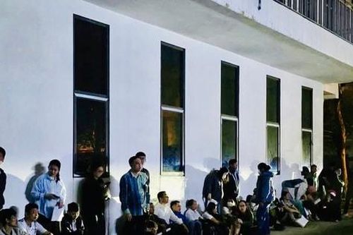 Câu chuyện xếp hàng trong tuyển sinh và trách nhiệm của phụ huynh