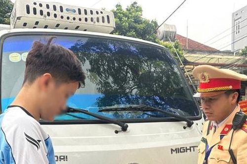 Hà Nội: Xử lý tài xế mua giấy chấp thuận vào phố giả qua mạng xã hội