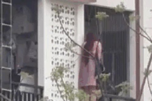 Hà Nội: Kịp thời giải cứu cô gái trẻ có ý định nhảy lầu ở phường Tây Hồ