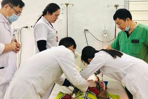 Cấp cứu kịp thời bé 27 tháng tuổi ngừng thở do hóc quả nhãn