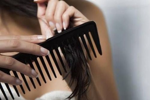 Bí quyết để mái tóc khỏe đẹp, không bị bết trong mùa nồm ẩm