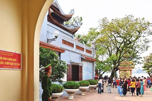 Thông tin về việc 'làm hỏng xe máy' người đi lễ tại Phủ Tây Hồ để trục lợi