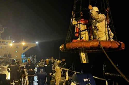 Cú quay đầu của tàu Việt Nam cứu 21 thủy thủ quốc tế trên vịnh Oman