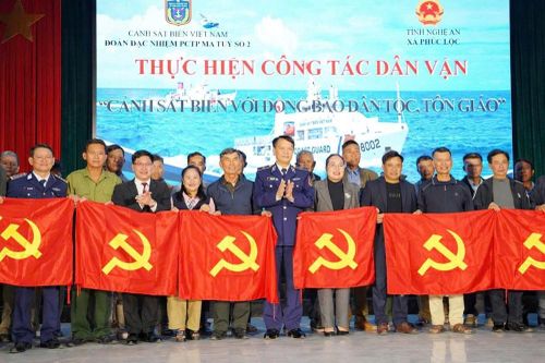 Cảnh sát biển tuyên truyền pháp luật, tặng quà tại Nghệ An