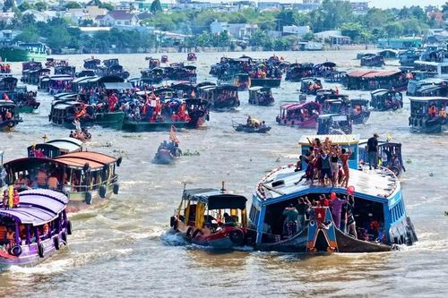 Sôi động lễ hội Tống phong trên sông nước Cần Thơ