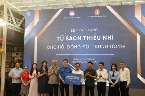 Trao tặng tủ sách thiếu nhi cho Hội đồng Đội Trung ương
