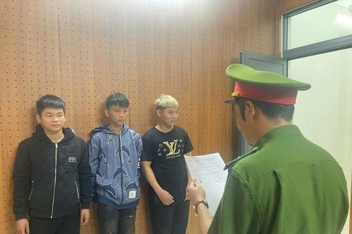 Bắt tạm giam nhóm đối tượng cướp tài sản