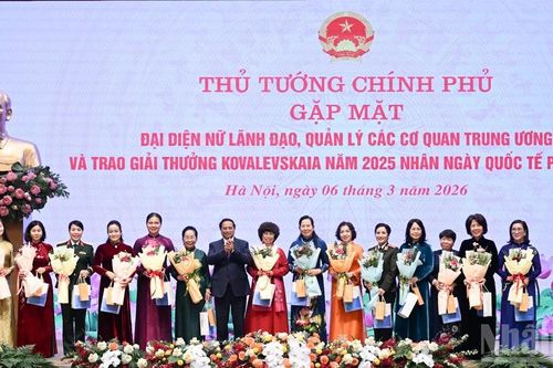 Thủ tướng Phạm Minh Chính gặp mặt đại diện nữ lãnh đạo, quản lý các cơ quan Trung ương và trao Giải thưởng Kovalevskaia năm 2025