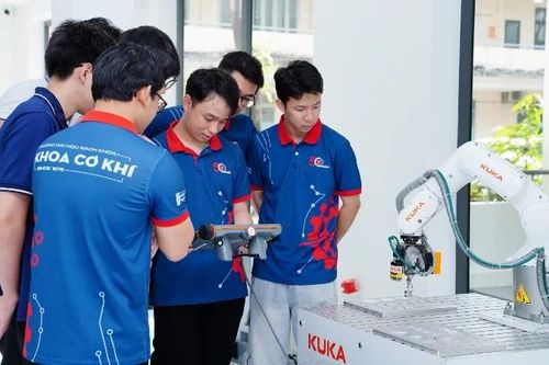 Đà Nẵng khánh thành Trung tâm đào tạo và nghiên cứu Robot công nghiệp, AI