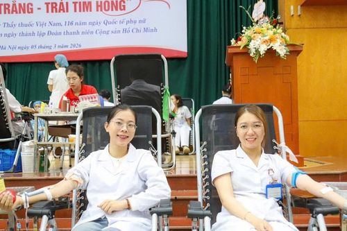 Những 'bóng hồng blouse trắng' sẻ chia giọt máu vì người bệnh