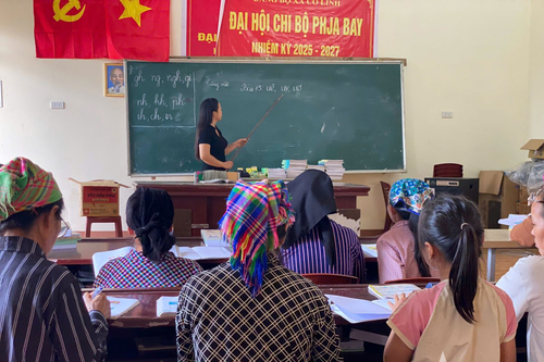Người Mông học con chữ