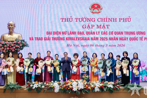 Thủ tướng Phạm Minh Chính gặp mặt đại diện nữ lãnh đạo và trao Giải thưởng Kovalevskaia năm 2025