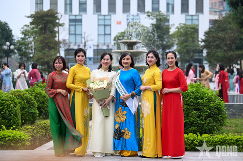 Những 'bông hoa áo trắng' duyên dáng trong tà áo dài Việt Nam