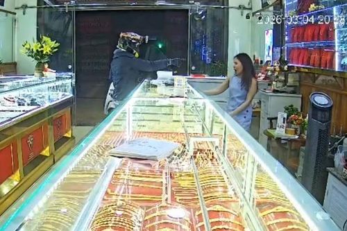 Người đàn ông mang theo 'thông điệp cướp giật, lừa đảo' xông vào tiệm vàng ở Đắk Lắk