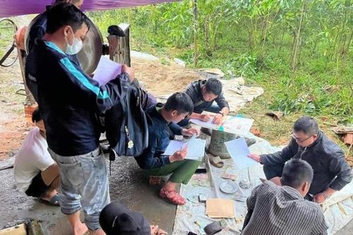 'Đỏ đen' bên huyệt mộ