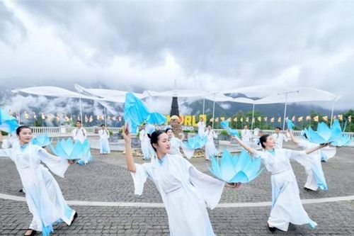 Sa Pa: 8/3 này, lên Fansipan 'săn' mây, ngắm hoa và xem show 'Đỉnh thiêng du ký'