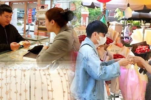 Trang sức 'hút' khách, hoa tươi tăng giá vẫn đắt hàng dịp 8/3
