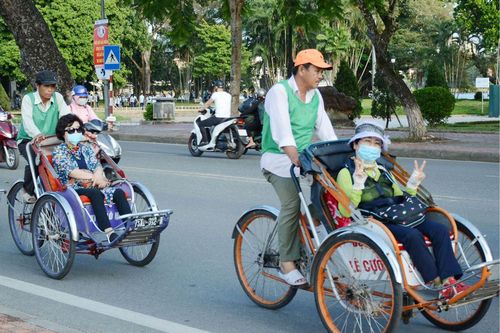 Hà Nội đề xuất thí điểm xích lô điện, xuồng điện phục vụ du lịch