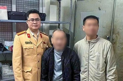 CSGT Hà Nội dùng máy quét nhận diện khuôn mặt, hỗ trợ cụ ông đi lạc về với gia đình