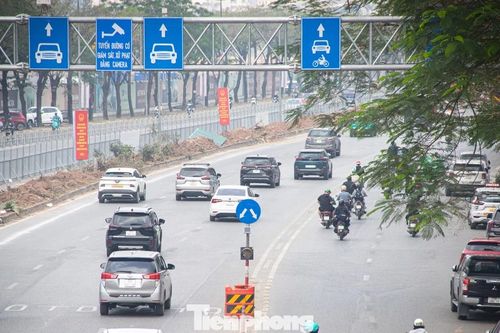 Hà Nội: Tháo dỡ hàng rào sắt phân làn và giải phân cách trên đường Võ Chí Công