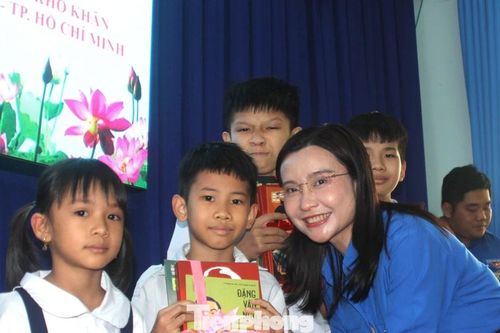 Bí thư T.Ư Đoàn Nguyễn Phạm Duy Trang trao học bổng, tặng sách cho các em học sinh tại TPHCM