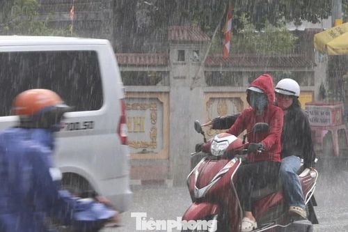Mưa trái mùa trút ào ào, người đi đường TPHCM không kịp trở tay