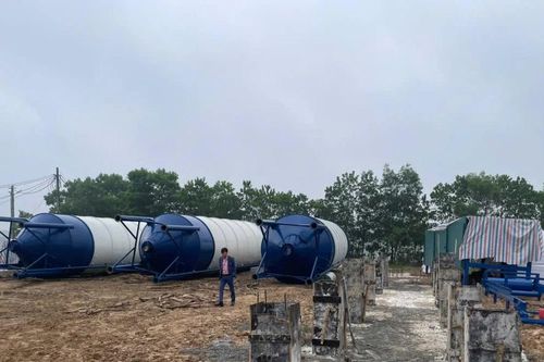 Hà Nội: Lợi dụng nghỉ Tết, trạm bê tông trái phép xuất hiện trên đất bãi sông Hồng