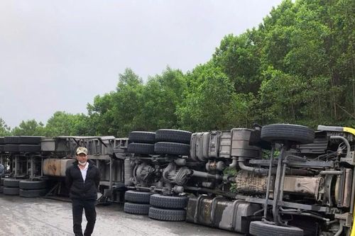 Xe đầu kéo lật ngang, chắn hết lối lưu thông trên đường Hồ Chí Minh