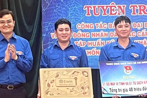 Anh Bùi Quang Huy tặng quà, trao học bổng ở xã Chư Sê