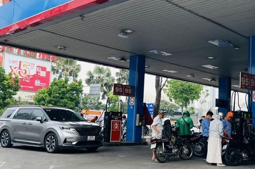 Cảnh báo 'cơn sốt' tích trữ xăng dầu trước biến động Trung Đông