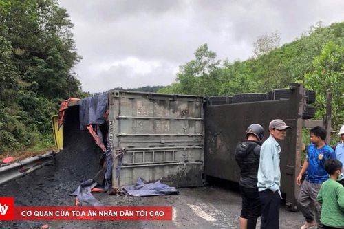 Xe đầu kéo lật ngang trên đường Hồ Chí Minh