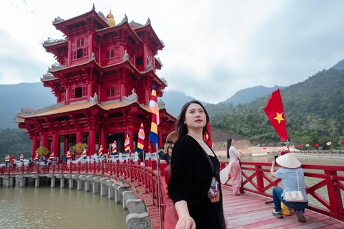 Tòa tháp đỏ rực, lung linh về đêm, cách Hà Nội 140km gây sốt mạng xã hội