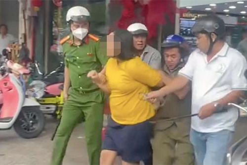 Công an khống chế người phụ nữ cầm dao tới tiệm vàng đập phá