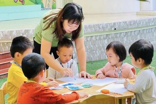 Giáo viên nữ có con nhỏ dưới 1 tuổi được giảm giờ dạy