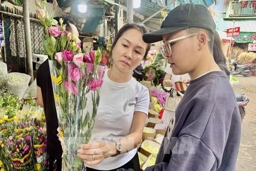 Thị trường hoa tươi sôi động dịp 8/3, hoa hồng tăng giá mạnh