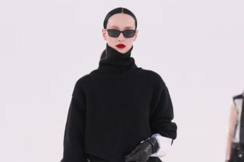 Chất liệu xuyên thấu kết hợp với vest trên sàn diễn của Tom Ford