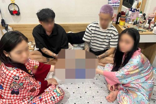 4 nam nữ thanh niên bị bắt quả tang đang có hành vi đáng xấu hổ trong phòng ngủ